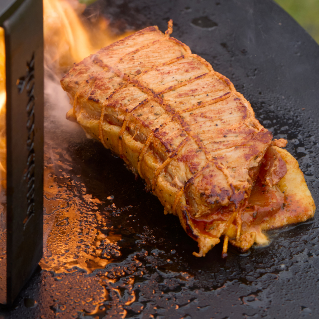 Varkensgebraad op Jack: gegrild boven open vuur