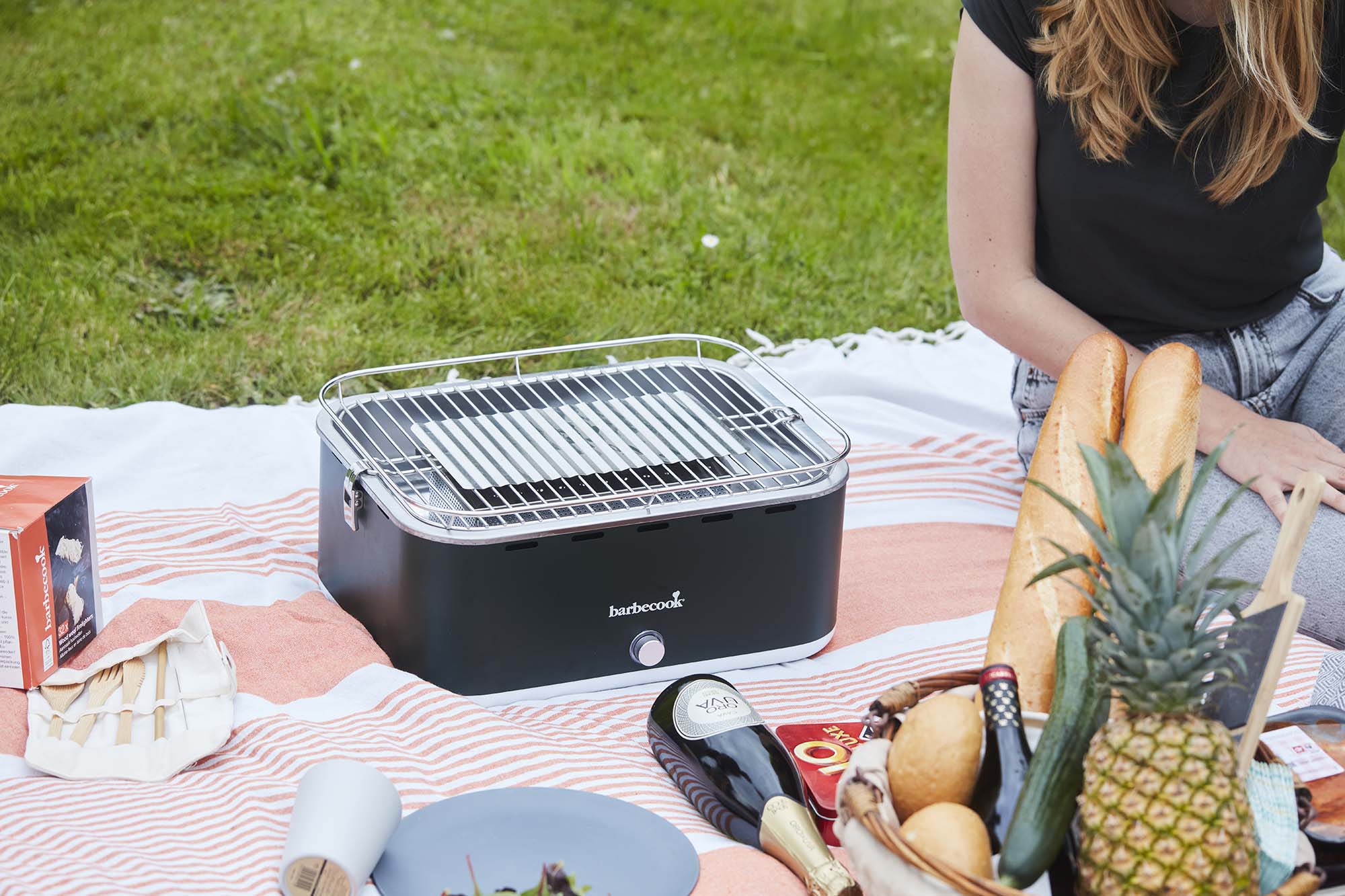 Head out with Barbecook's table barbecue Carlo and your picnic basket!
