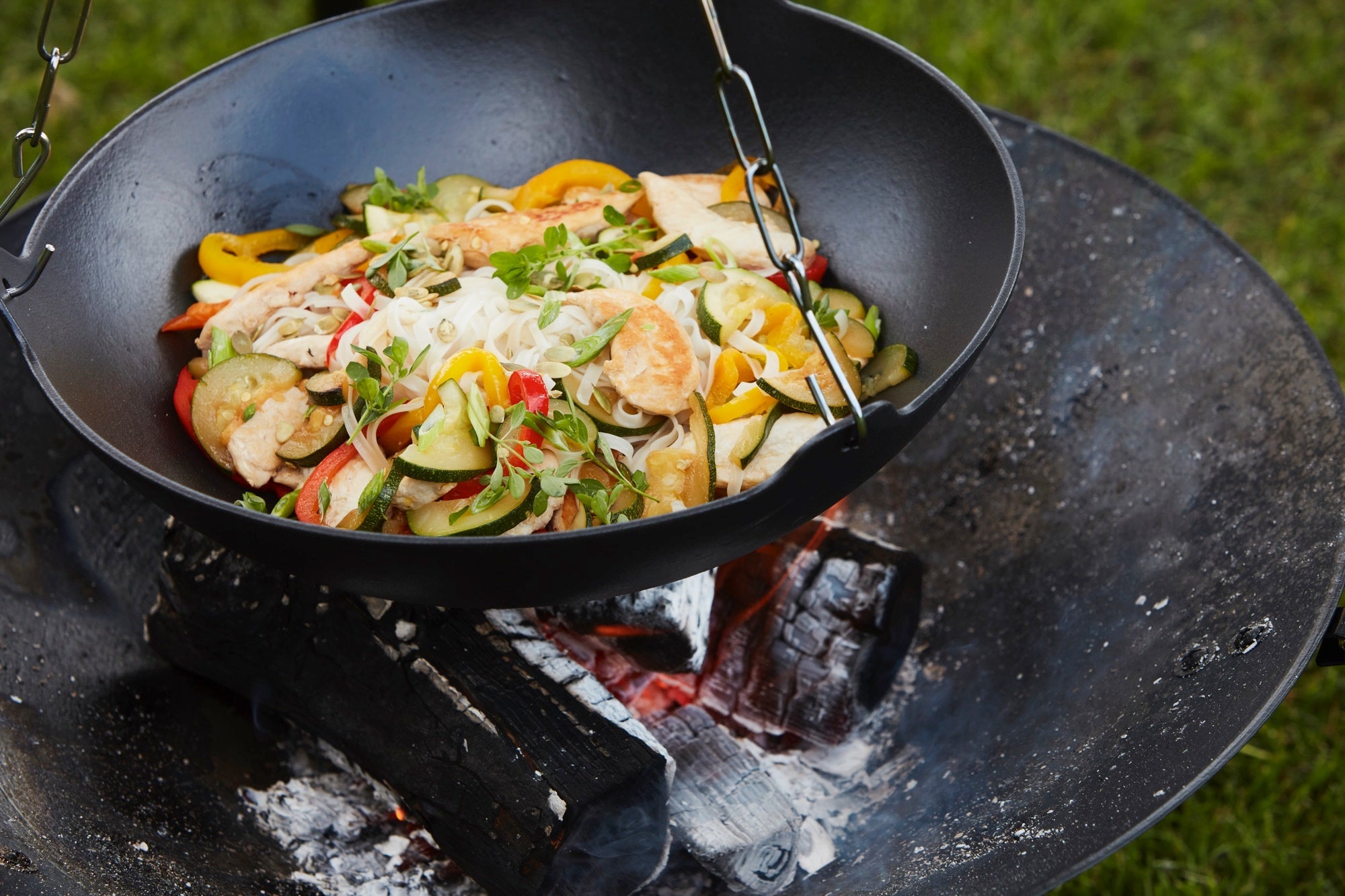 Wok of chicken, noodles and vegetables on the BBQ – Barbecook