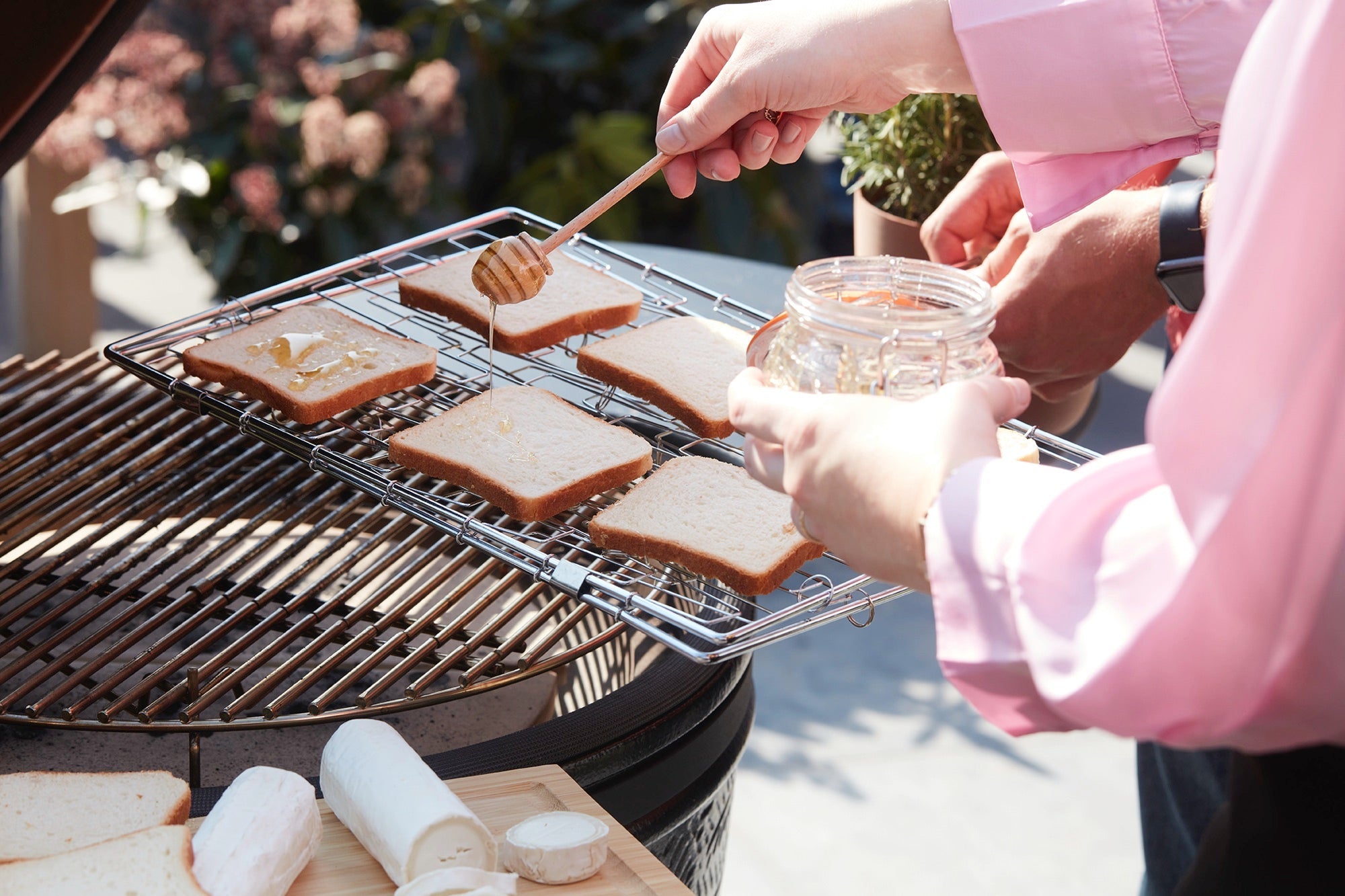 Croque au fromage de chèvre, miel et jambon italien au BBQ