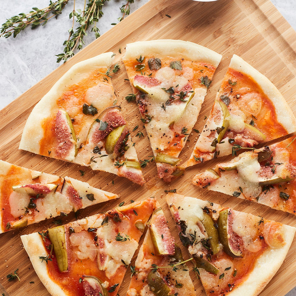 Pizza with figs, brie and thyme on the BBQ