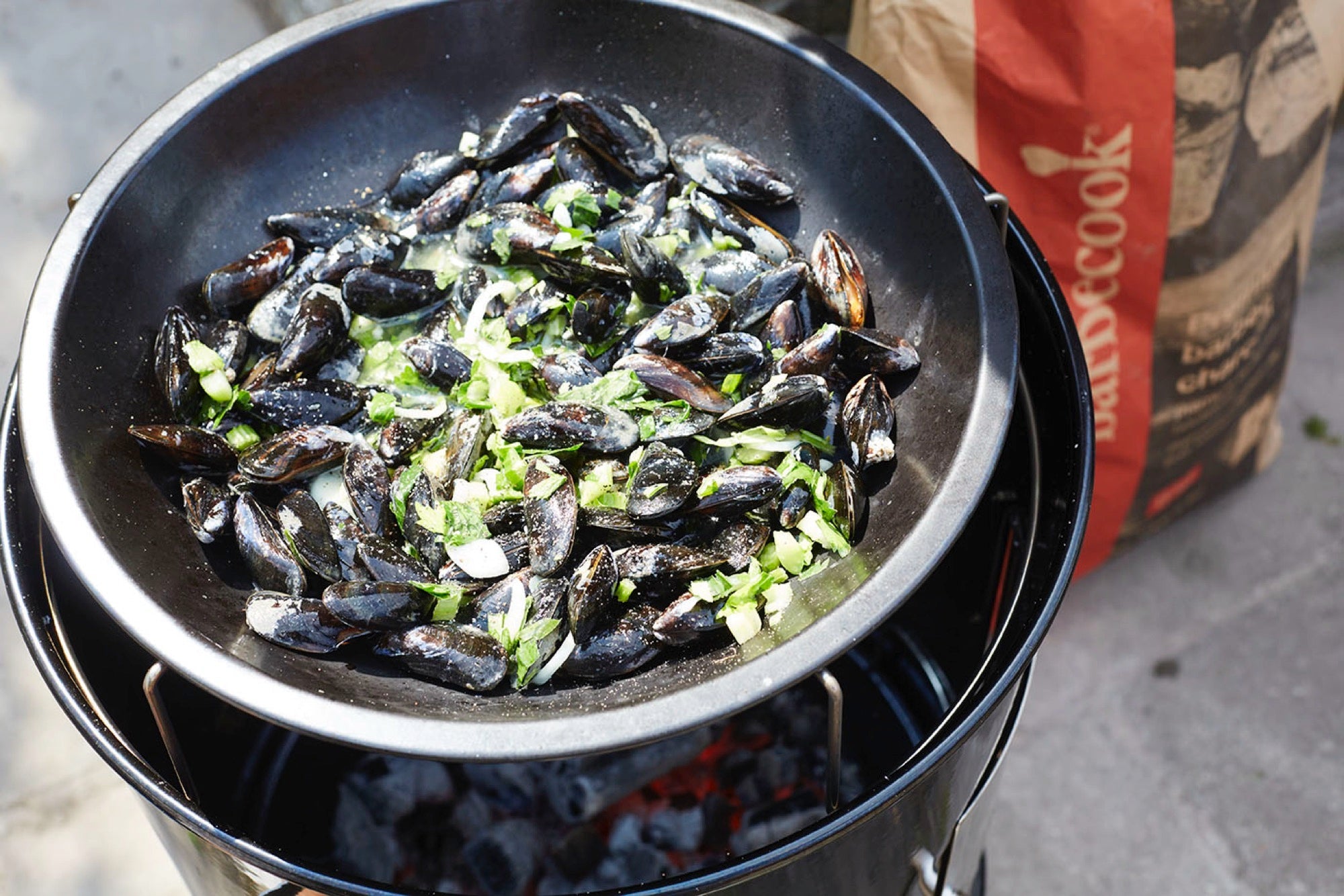 Smoked mussels with white wine