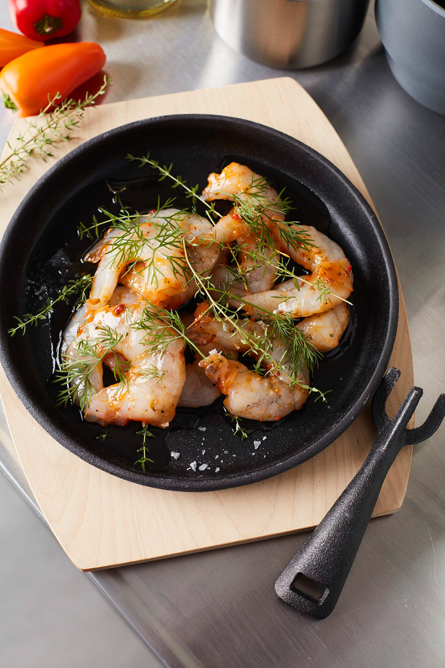 Gietijzeren grillpan met onderlegger uit bamboe